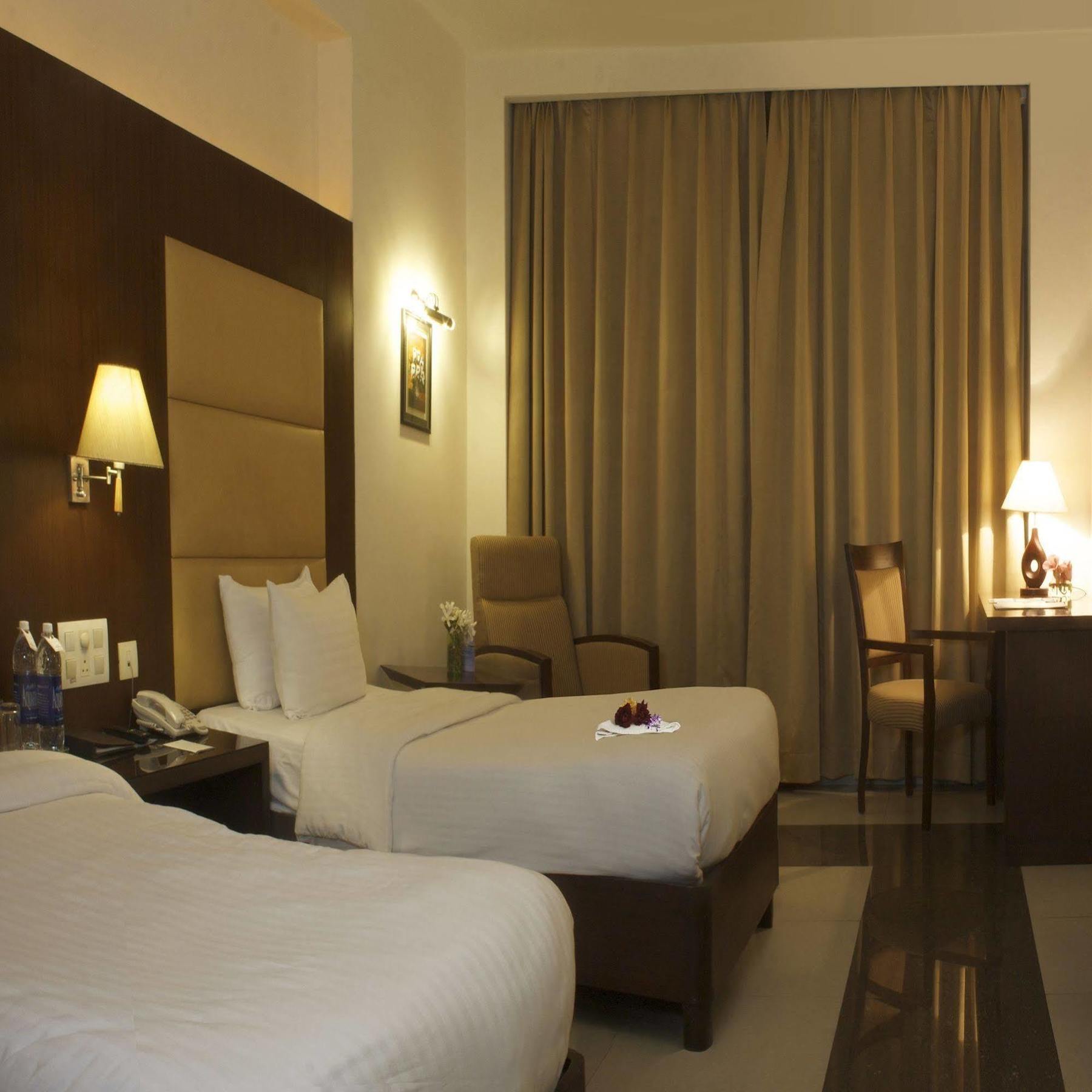 Legend Sarovar Portico Baddi Εξωτερικό φωτογραφία
