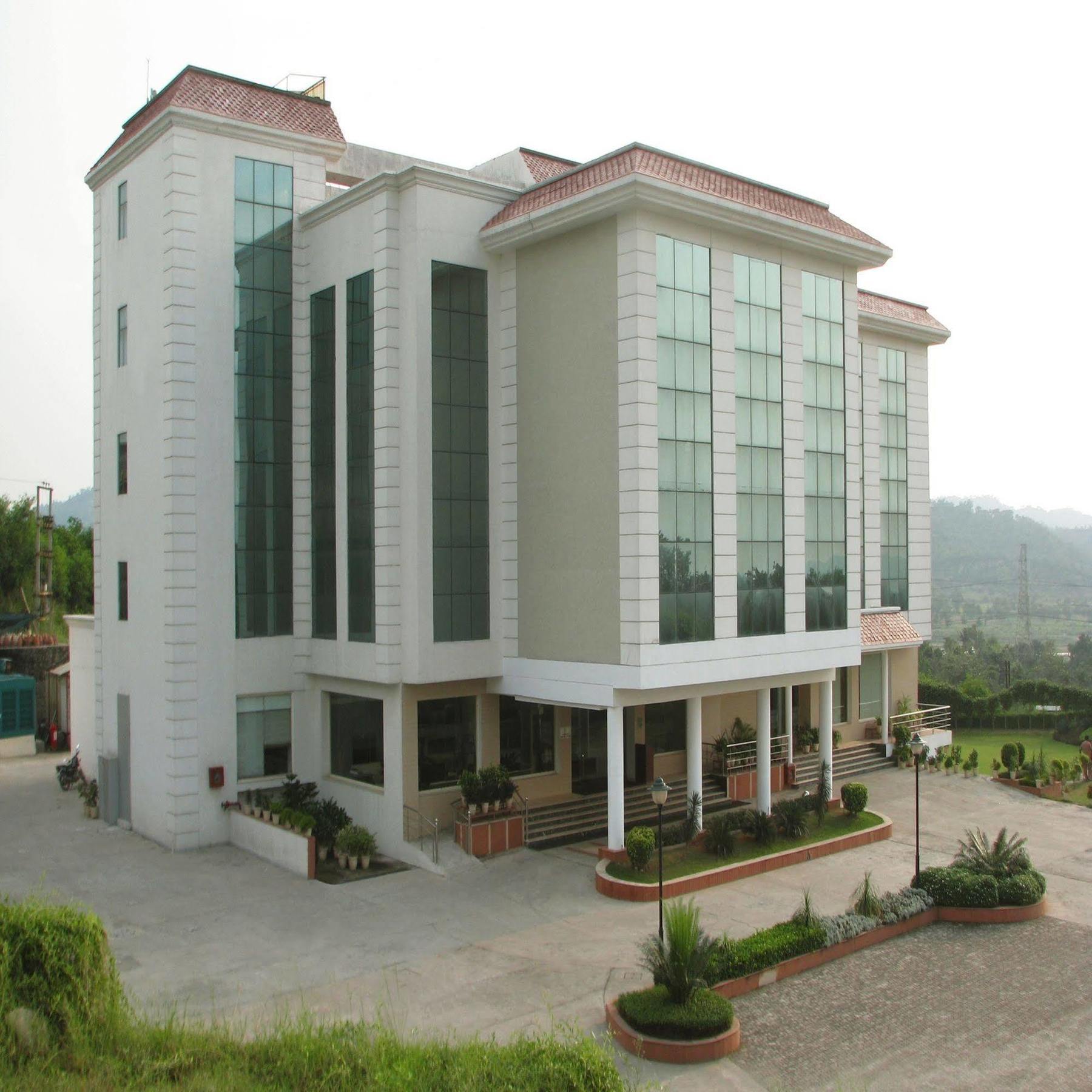 Legend Sarovar Portico Baddi Εξωτερικό φωτογραφία